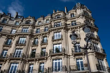 Certains candidats LFI menacent d'aller eux-mêmes ouvrir les portes d'immeubles privés vides pour y loger des personnes sans toit.