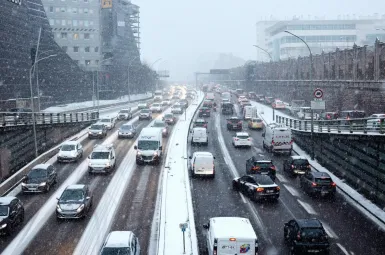 Plus de 1.000 kilomètres de bouchons en Ile-de-France ce lundi en raison de la neige.