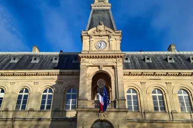 Le Conseil d'État a approuve l'utilisation de l'écriture inclusive sur des plaques célébrant des élus ayant dépassé les 25 ans de mandat pour la Ville de Paris.