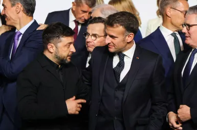 Volodymyr Zelensky, Emmanuel Macron et Keir Starmer ont signé un accord, ce mardi 6 janvier, durant la réunion de la coalition des volontaires, à Paris.