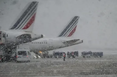 EN DIRECT - Neige-verglas : environ 140 vols annulés dans les aéroports parisiens