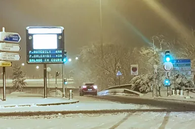 EN DIRECT - Neige-verglas : jusqu'à 950 km de bouchons en Île-de-France, des perturbations dans les transports