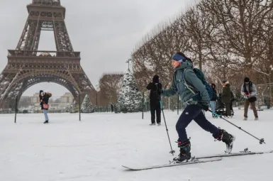 La tour Eiffel sous la neige