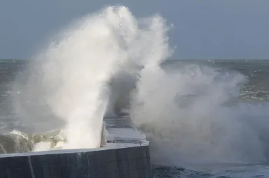Des vagues vont déferler sur le littoral de la Manche (Illustration)