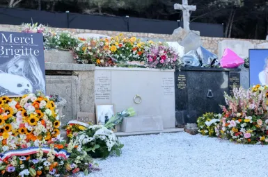 EN DIRECT - Obsèques de Brigitte Bardot : l'icone repose désormais au cimetière marin de Saint-Tropez