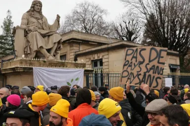 EN DIRECT - Colère agricole : Yaël Braun-Pivet chahutée devant l'Assemblée nationale