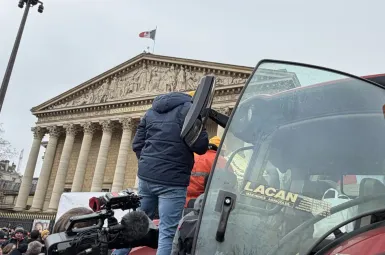 Yaël Braun-Pivet reçoit symboliquement ce jeudi les syndicats agricoles pour tenter d'apaiser les tensions.