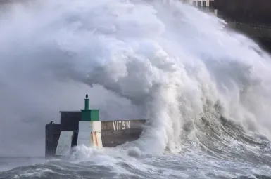Les vagues impressionnantes provoquées par la tempête Goretti, au Conquet.