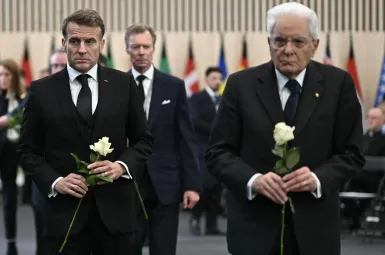Emmanuel Macron, accompagné de son homologue italien Sergio Mattarella, ont déposé une rose blanche en hommage aux victimes