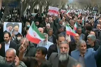 Les rares images en provenance d'Iran montrent une mobilisation massive en faveur du régime des mollahs, malgré des appels à destituer l'ayatollah Ali Khamenei.
