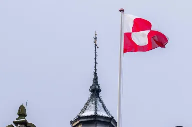 Le drapeau groenlandais (Erfalasorput) flotte sur le toit du château de Tivoli à Copenhague, le 8 janvier 2026.