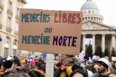 Médecins libéraux en colère : des milliers de blouses blanches dans la rue contre le budget de la Sécu