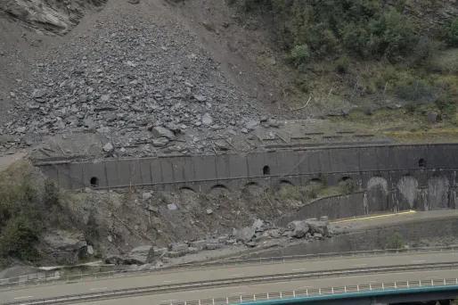 L'autoroute A43, fermée depuis le 27 août en vallée de Maurienne (Savoie) après un éboulement spectaculaire, rouvrira ce week-end, "sans doute" dès samedi.