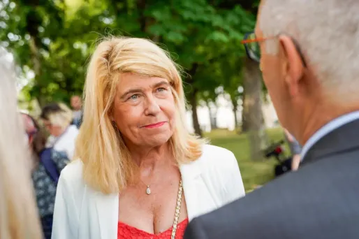 L'État va augmenter de 220 millions d'euros en 2024 sa principale dotation aux collectivités annonce Dominique Faure.