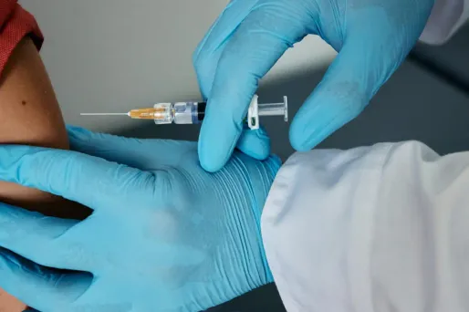 Les laboratoires Pfizer et BioNTech testent un vaccin efficace contre le Covid-19 et la grippe.