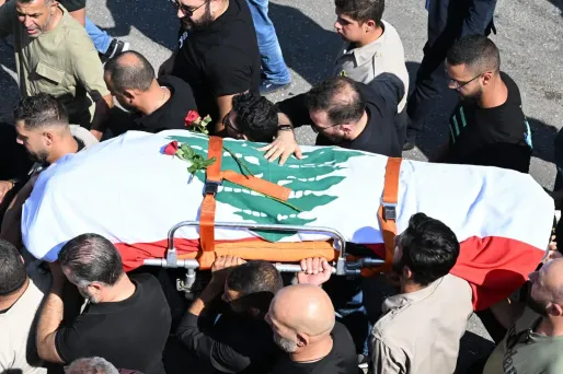 De nombreuses personnes étaient présentes aux obsèques d'Issam Abdallah au Liban le 14 octobre.