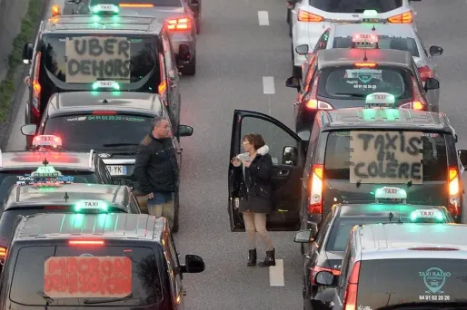 Près de 2.500 taxis en procès contre Uber qu'ils accusent de concurrence déloyale