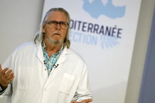 Le gouvernement condamne fermement une "nouvelle violation des règles éthiques" après la publication d'une nouvelle étude de Didier Raoult se basant sur des essais cliniques non déclarés au sein de l'IHU de Marseille.