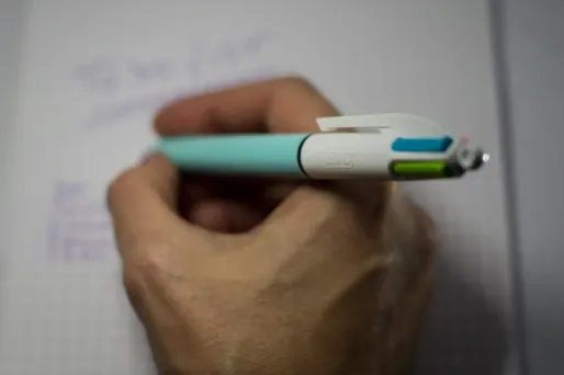 Une professeure a été convoquée par l'inspection académique à la suite d'une plainte de parents lui reprochant d'avoir jeté un stylo sur leur fils.