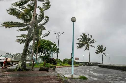 L'île Maurice en alerte maximale au passage du cyclone Belal, un motocycliste décédé