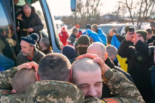 La Russie et l'Ukraine échangent 100 prisonniers de guerre de chaque camp