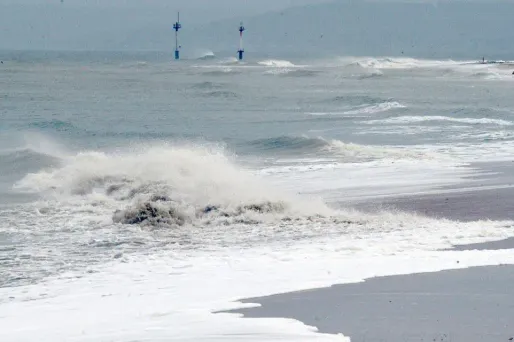 Alerte crues dans le Sud-Ouest, la vigilance vagues-submersion maintenue en Manche