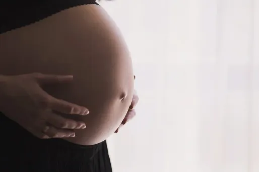Le congé maternité ralentit l'évolution professionnelle des femmes cadres, selon une enquête