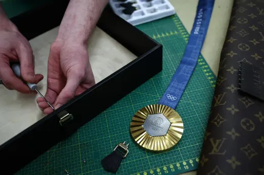 La malle destinée aux médailles, avec sa célèbre toile marron monogrammée, s'ouvre en trois battants.