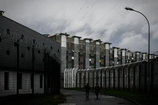 Bruno L., surnommé le "prédateur des bois", poursuivi pour cinq viols d'adolescentes entre 1998 et 2008, s'est suicidé durant sa détention à la prison de Fleury-Mérogis.