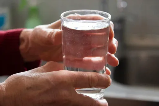 Une étude de l'Anses met en cause la qualité sanitaire des eaux minérales du groupe Nestlé.