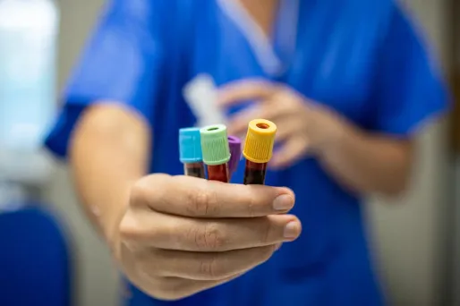 Écoutez trois témoignages bouleversants d’hommes et de femmes qui se sont battus contre une maladie rare