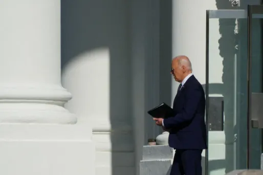 Biden tente de serrer les rangs démocrates autour de lui