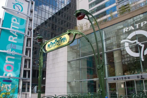 Alcool : plainte contre la RATP pour des publicités à proximité des écoles