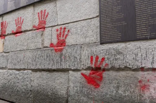 Tags de «mains rouges» au Mémorial de la Shoah à Paris : trois Bulgares arrêtés