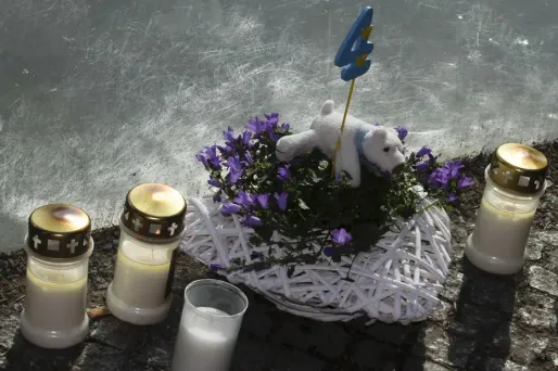 Depuis l'annonce de la mort de Knut, de nombreux visiteurs viennent lui rendre hommage au zoo de Berlin