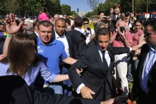 Les Sarkozy en balade sur les Champs