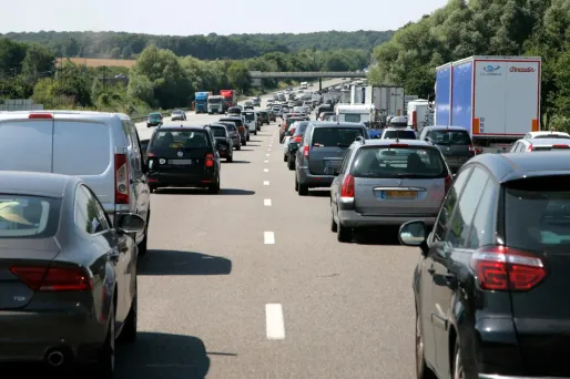 Retours de vacances : plus de 700 km de bouchons sur les routes à la mi-journée