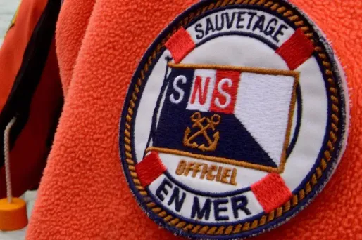 Des vedettes de la SNSM ont été mobilisées pour retrouver l'occupant du bateau échoué en Charente-Maritime.