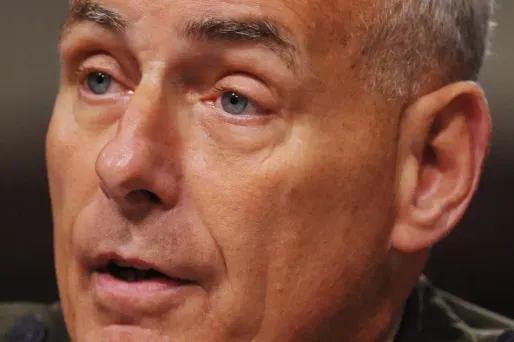 John Kelly, secrétaire américain à la sécurité intérieure, a indiqué que le nouveau décret anti-immigration signé par Donald Trump ne concernerait pas les cartes vertes.