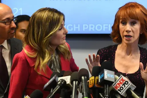 La comédienne et présentatrice Kathy Griffin a accusé vendredi le président américain et sa famille de tenter de ruiner sa vie.
