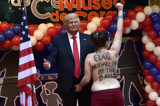 "Attrapons le patriarcat par les c....", a lancé mardi une militante Femen devant la statue de cire de Donald Trump à Madrid.