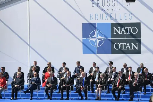 La fête est troublée par l'attitude du président américain qui avait qualifié l'Alliance atlantique d' "obsolète".