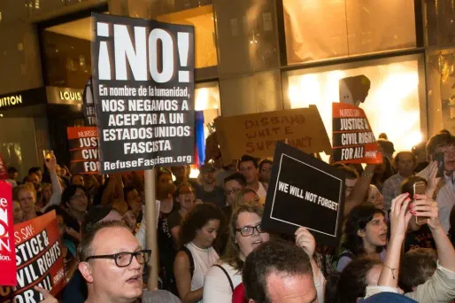 Nouvelle manifestation sous les fenêtres de Trump à New York