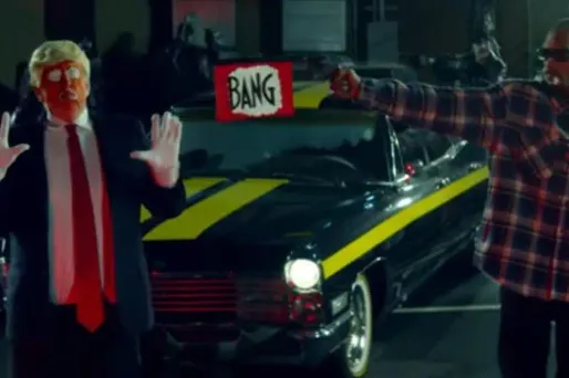 Snoop Dogg sort un pistolet d'où jaillit un drapeau rouge marqué du mot "Bang" sur un clown ressemblant à Donald Trump.
