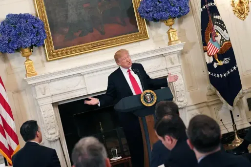 Donald Trump a qualifié de "lâche" le policier en poste dans le lycée et qui n'est pas intervenu.