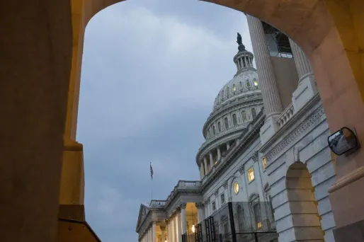 Le projet, porté par une coalition de démocrates et de républicains, a été dénoncé comme une "catastrophe totale" par Donald Trump