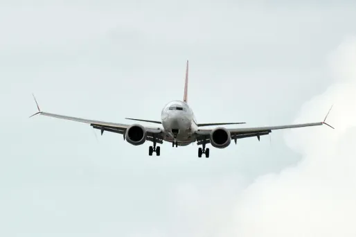 Climat : une étude préconise de rerouter les vols pour réduire les traînées de condensation