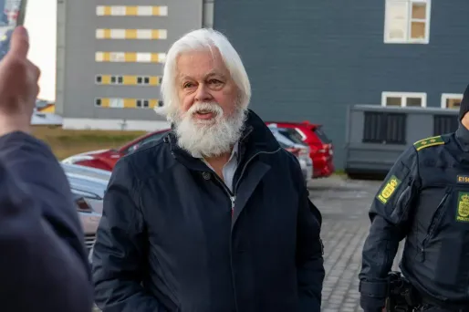 La détention de l'écologiste Paul Watson au Groenland prolongée jusqu'au 4 décembre