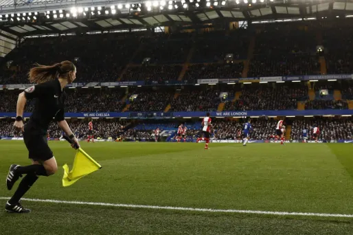La Saoudienne Anoud Al-Asmari est devenue la première femme arbitre internationale de son pays, nommée par la Fifa