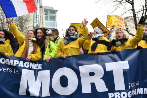 Des manifestants anti IVG et euthanasie se sont rassemblés ce dimanche à Paris.